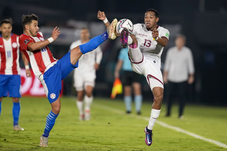 Oscar Romero y José Martínez dividen la pelota; Paraguay, con dos estocadas en el comienzo de cada tiempo, logró el triunfo que lo devuelve a la pelea por la quinta plaza, rumbo a la Copa del Mundo de Qatar 2022