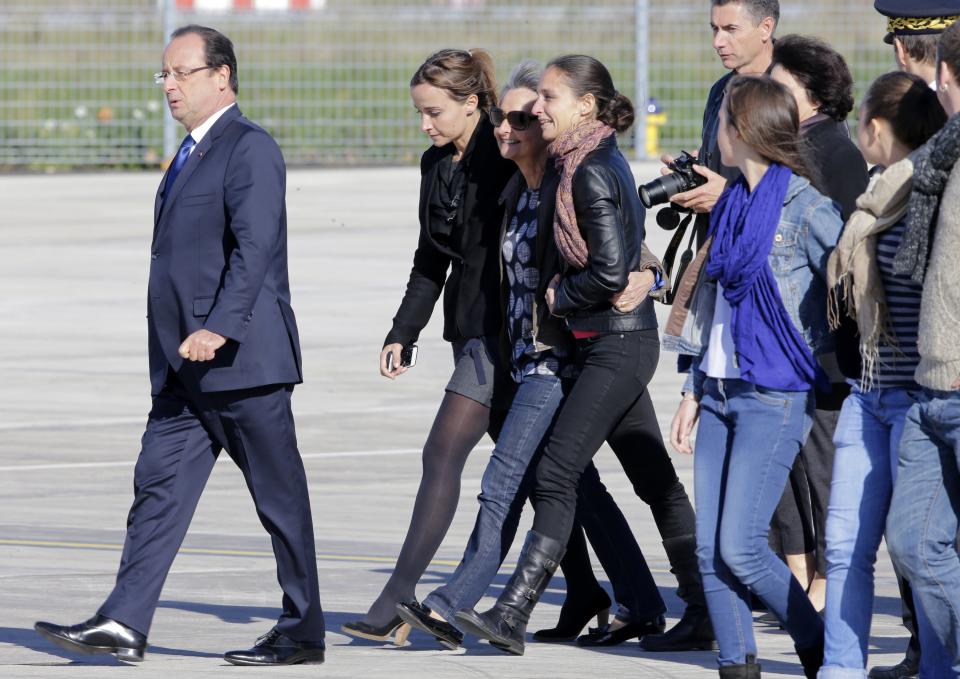 Freed French hostages arrive home