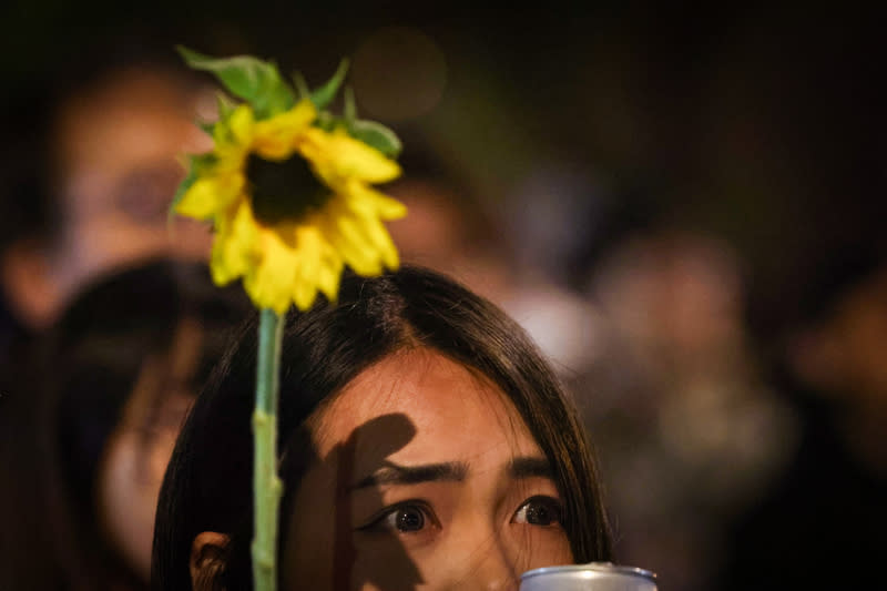 太陽花運動10週年晚會（2） 318學運邁入10週年，台灣經濟民主連合發起晚會活 動，民眾18日手持太陽花齊聚台北街頭，有人觀看回 顧影片時，不禁眼眶泛淚。 中央社記者吳家昇攝  113年3月18日 