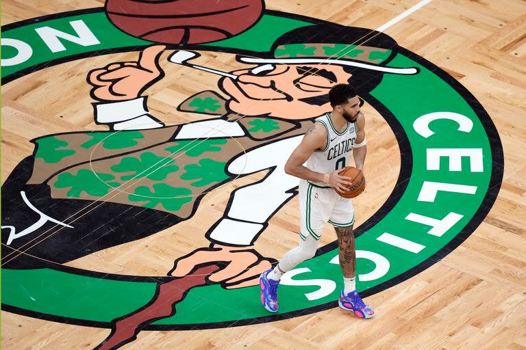 Jayson Tatum, de Boston Celtics, una de las figuras de la franquicia que quiere volver a ganar un anillo después de muchos años. (AP Foto/Michael Dwyer)