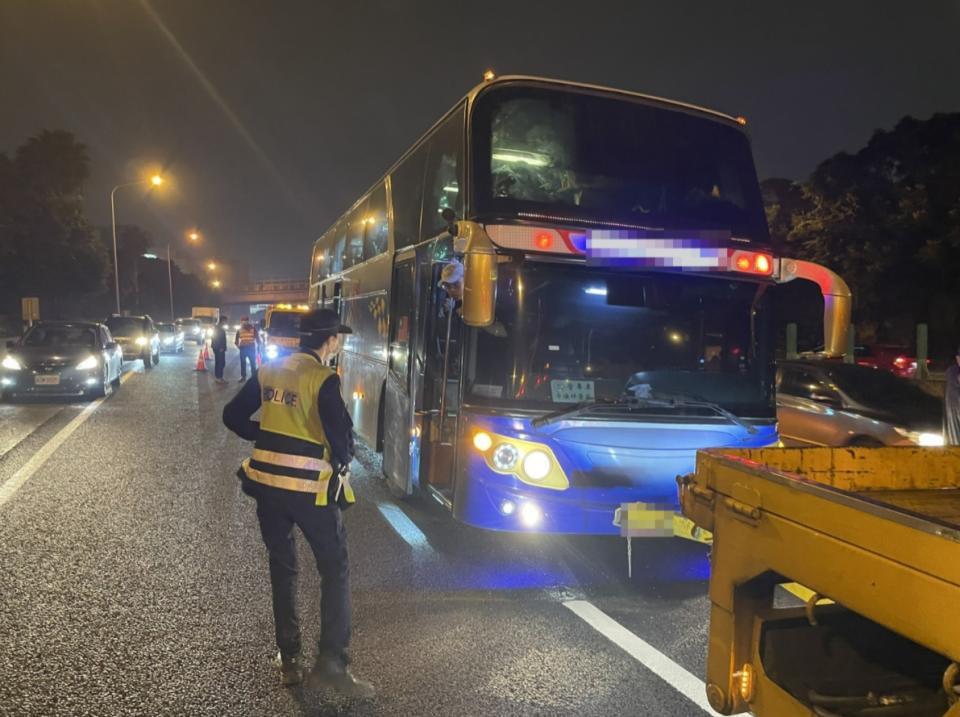 一輛載有多名國軍弟兄的遊覽車行經國道一號南下新竹路段時，司機突然心肌梗塞昏迷，車內2名國軍弟兄見狀立刻至駕駛座協助停下車輛，化解危機。（國道警方提供）