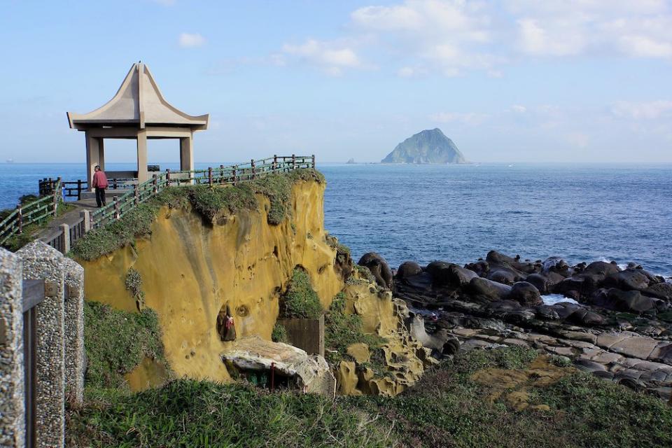 和平島「等嶼亭」遠眺基隆嶼(Photo via Wikimedia, by lienyuan lee, License: CC BY 3.0，圖片來源：https://zh.wikipedia.org/wiki/和平島#/media/File:雞籠嶼_Keelung_Island_-_panoramio_(1).jpg)