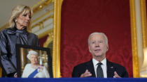 El presidente Joe Biden firma un libro de condolencias en Lancaster House en Londres tras la muerte de la reina Isabel II el domingo 18 de setiembre de 2022 mientras la primera dama Jill Biden observa. (Foto AP/Susan Walsh)