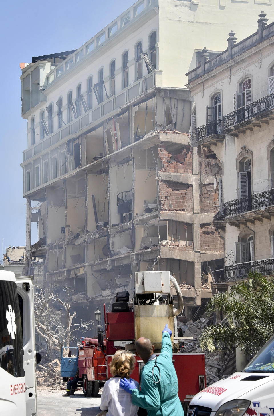 Vista de la fachada del hotel Saratoga Hotel tras la explosi&#xf3;n de este 6 de mayo. (Photo by ADALBERTO ROQUE / AFP) (Photo by ADALBERTO ROQUE/AFP via Getty Images)