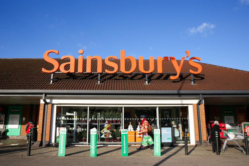 Shoppers are seen outside Sainsbury's supermarket in London. (Photo by Dinendra Haria / SOPA Images/Sipa USA)