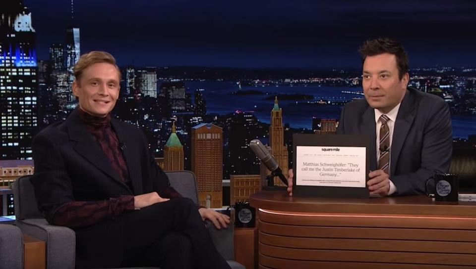 Ist er der deutsche Justin Timberlake? Matthias Schweighöfer stellte sich den Fragen von Jimmy Fallon. (Bild: NBC / The Tonight Show With Jimmy Fallon)