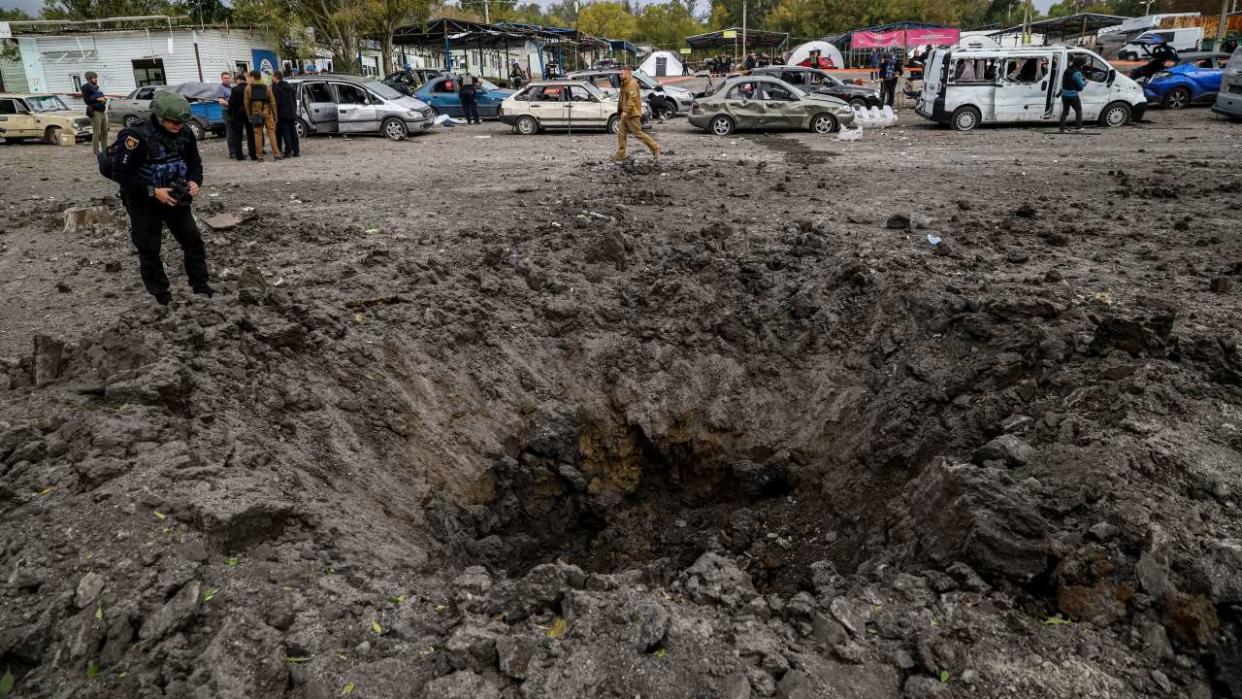 La Russie et l’Ukraine se rejettent la faute d’un bombardement dans la région de Zaporijjia qui a tué au moins 25 civils, ce vendredi 30 septembre (Photo : un cratère creusé par ce bombardement).