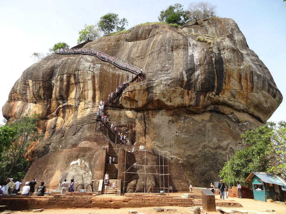 <p>Si quieres llegar a la cima de este monumento de Sri Lanka, tendrás que subir sus 1.200 escalones. Tiene más de 1.500 años de antigüedad. (Foto: Wikimedia Commons / <a rel="nofollow noopener" href="https://commons.wikimedia.org/wiki/File:Sigiriya_lion_gate_04.JPG" target="_blank" data-ylk="slk:Cherubino;elm:context_link;itc:0;sec:content-canvas" class="link ">Cherubino</a>). </p>