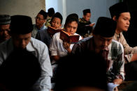 <p>Students read Islamic scriptures during the holy month of Ramadan at Lirboyo Islamic boarding school in Kediri, Indonesia, May 19, 2018. (Photo: Beawiharta/Reuters) </p>