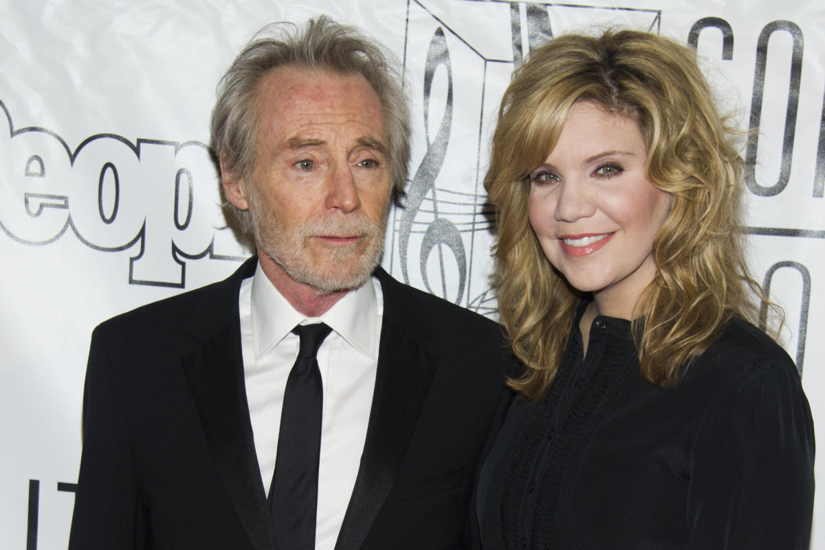 JD Souther, a singer-songwriter who wrote hits for the Eagles and Linda Ronstadt, dies at 78