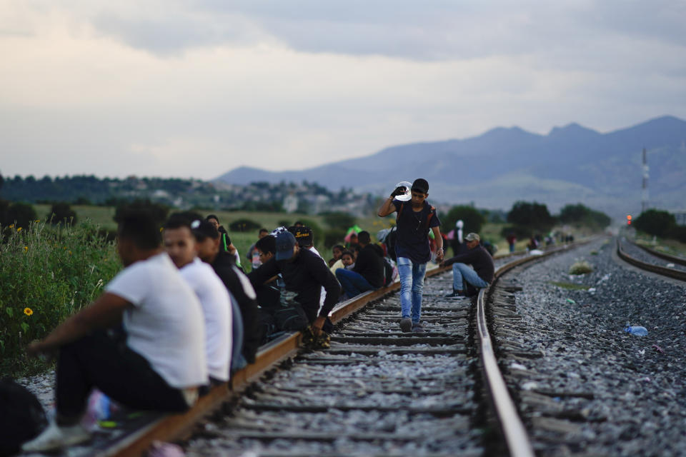 Migrantes esperan en la vía a que pase un tren para subir a bordo de un vagón para dirigirse al norte del país, en Huehuetoca, México, el 19 de septiembre de 2023. Ferromex, la mayor ferroviaria del país, anunció el martes la paralización temporal de 60 trenes de carga ante el “severo riesgo” que representa para los migrantes la utilización de este transporte para movilizarse. (AP Foto/Eduardo Verdugo)