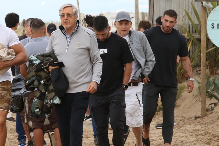 Alejandro Roemmers aprovechó el día nublado para pasear con amigos por Punta del Este