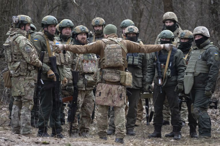 Soldados ucranianos prestan atención a instrucciones durante un entrenamiento en Kiev 