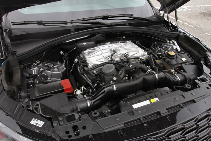 5.0升V8機械增壓引擎，可輸出最大馬力550hp/6500rpm，與最大扭力69.3kgm/5500rpm，在ZF八前速手自排輔佐之下，讓這輛超過兩噸LSUV的0-100km/h加速僅需4.5秒即可達成。