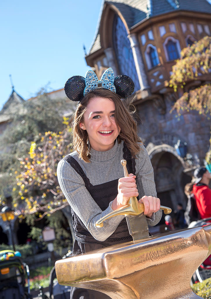 "Game of Thrones" Maisie Williams Visits Disneyland for The First Time