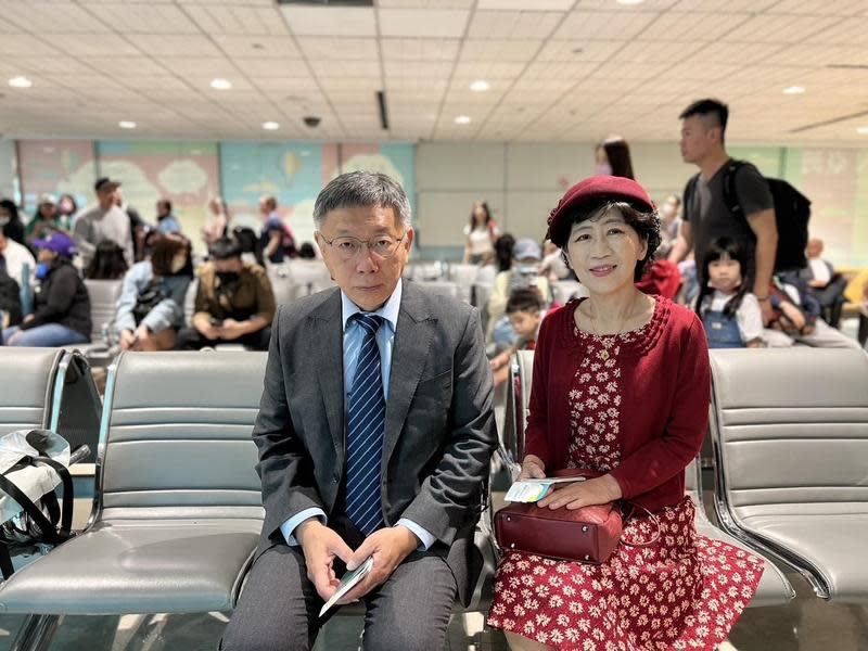 民眾黨主席柯文哲與夫人陳珮琪今晨前往桃園國際機場，搭機前往日本進行訪問。（翻攝自柯文哲臉書）