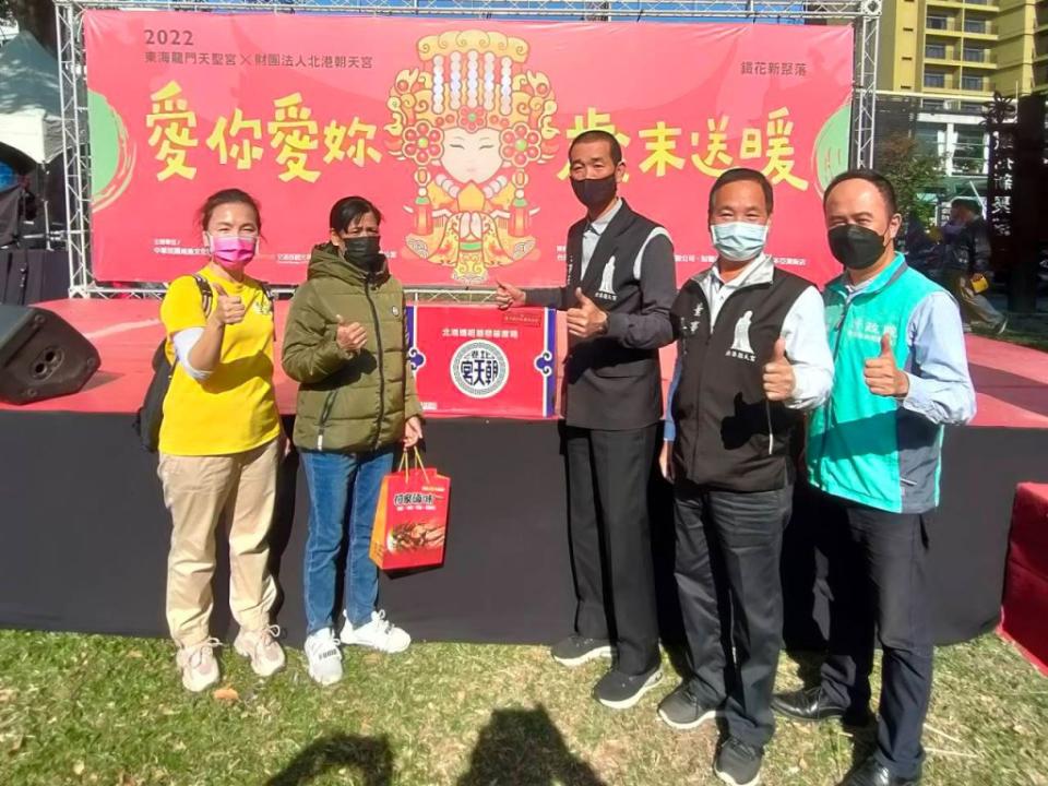 台東媽祖文化祭雙后送暖，吸引民眾共襄盛舉，外國朋友也感動。<br />（記者鄭錦晴攝）