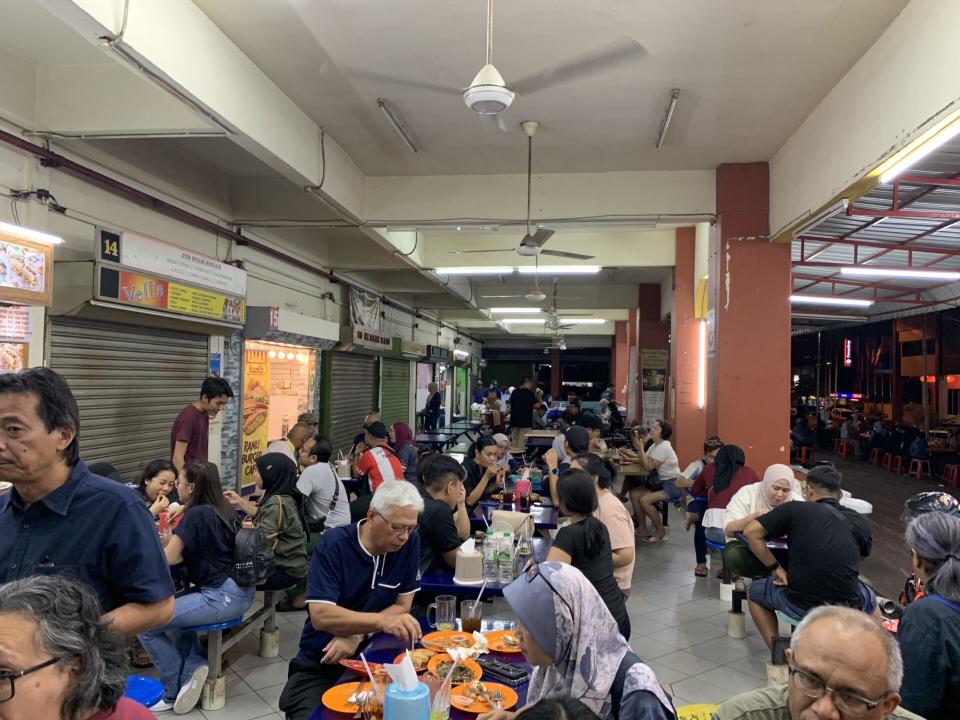 Lau Wan Kuetiau - Crowd in front of the stall