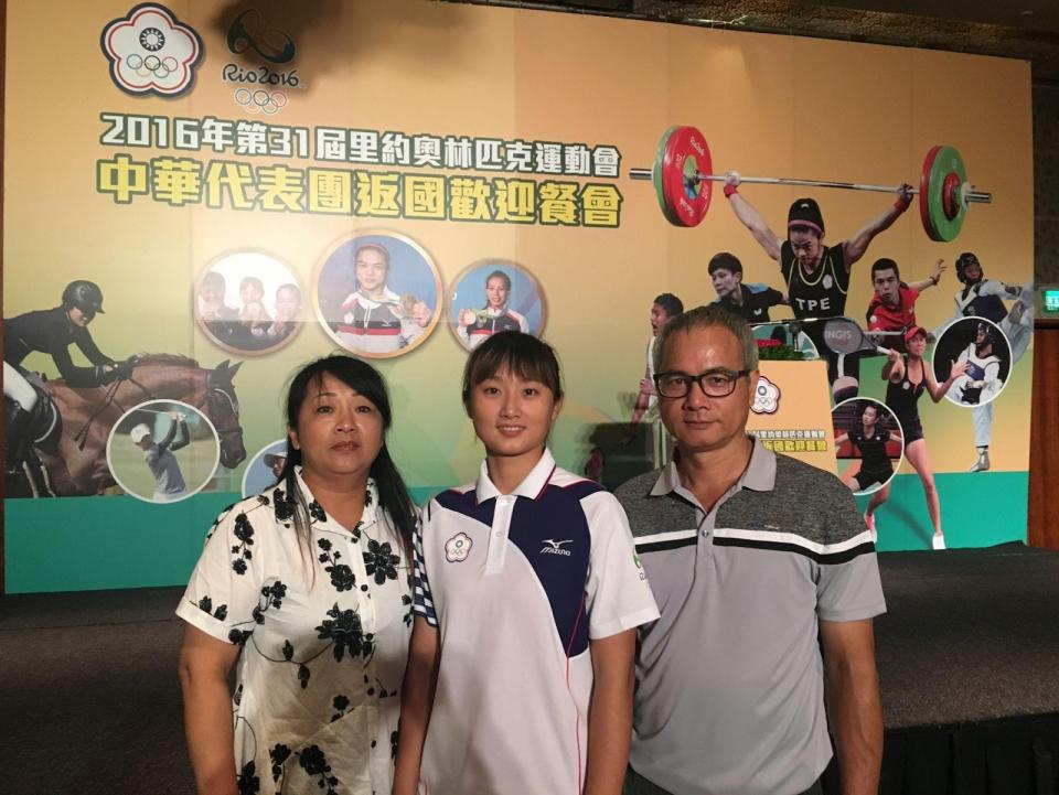 Lin Shih-Chia at the 2016 Olympics Welcome Home dinner with her parents. (Lin Shih-Chia)