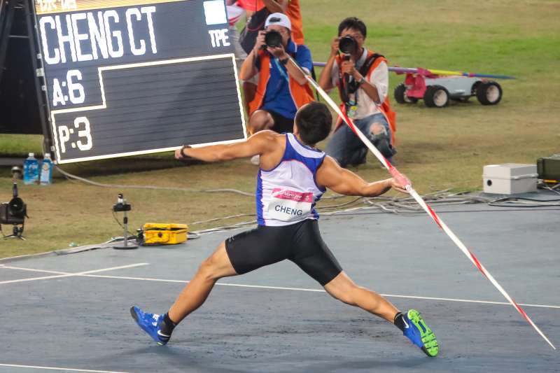 20170826-世大運田徑場26日晚間舉行男子標槍決賽，中華隊選手鄭兆村擲出91.36公尺，奪下金牌。（顏麟宇攝）