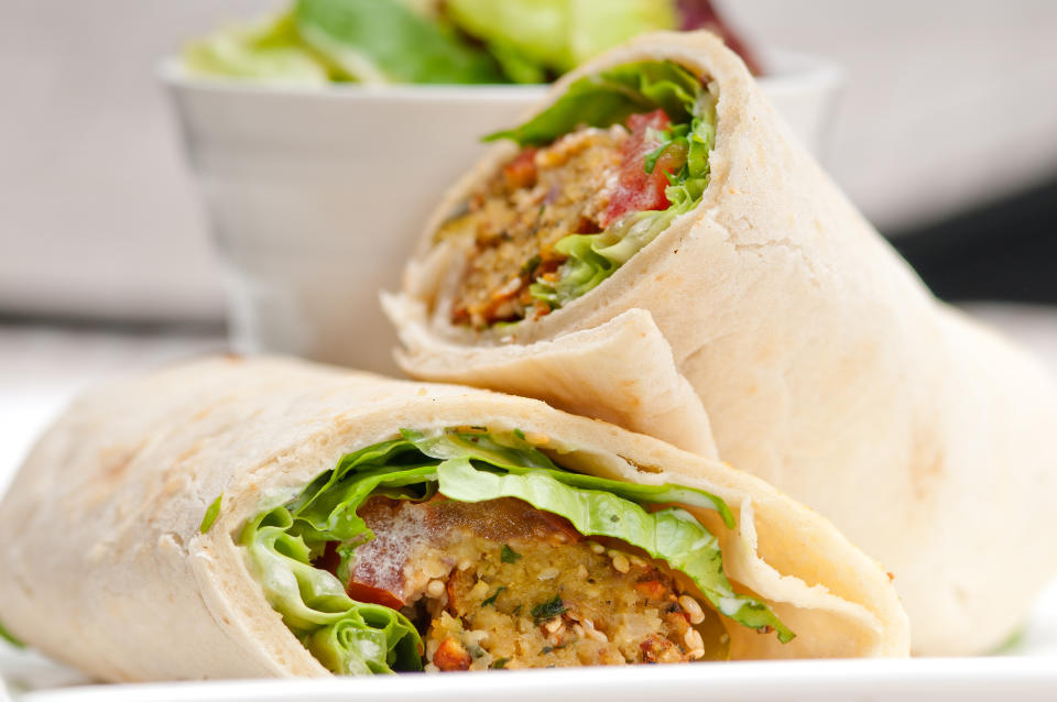 Ein veganer Wrap liegt voll im Trend, denn er deckt als rein pflanzlicher, gesunder Snack gleich mehrere Food-Trends ab (Symbolbild: Getty Images)