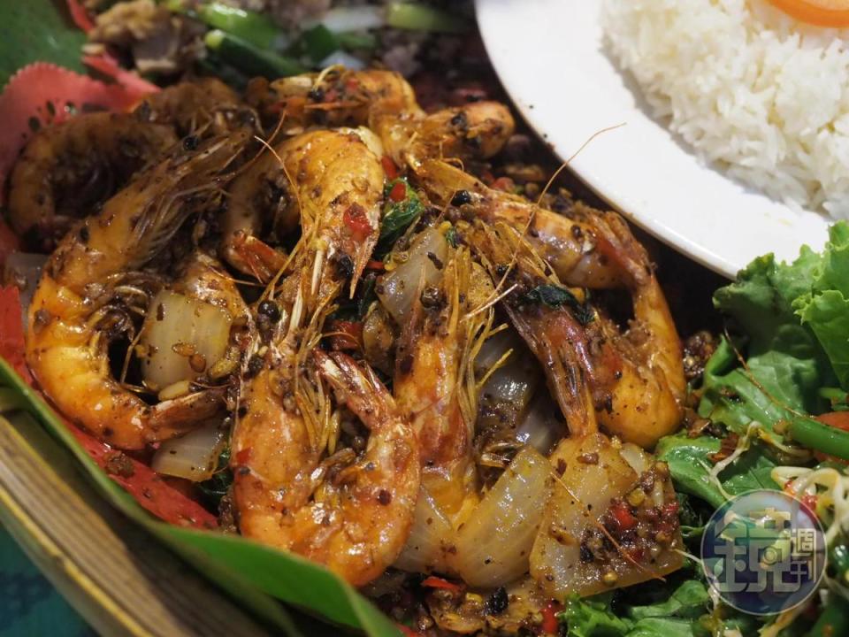 麻辣蝦引人吮指回味，關鍵就在用了雲南來的黑花椒。