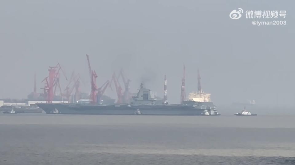 中國第三艘航空母艦「福建號(舷號18)」29日下午由拖船的協助下，從港內移動到外圍停泊。   圖：翻攝「微博」@lyman2003