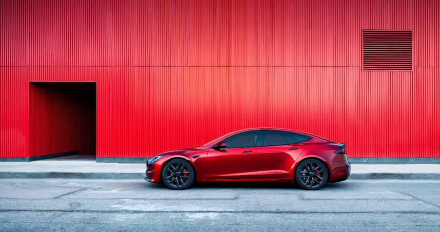 Tesla 推出 Model S 與 Model X 全新車色「Ultra Red 烈焰紅」，已開放在台灣官方網站訂購。（圖／Tesla提供）