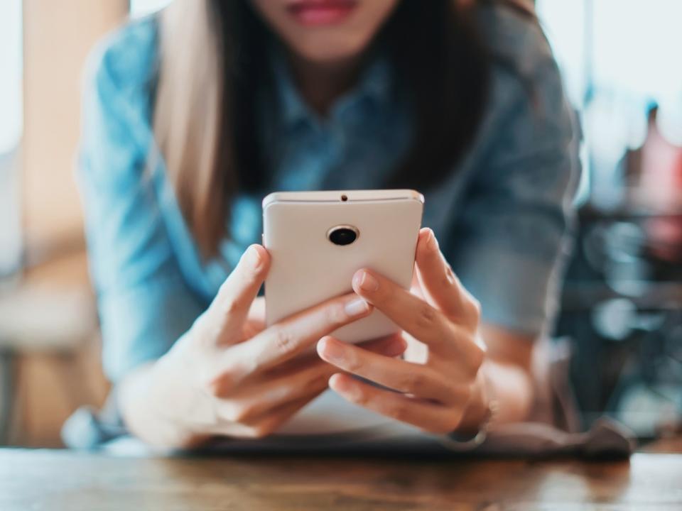 Frau, Smartphone, Hände (Bild: The Yooth/Shutterstock.com)