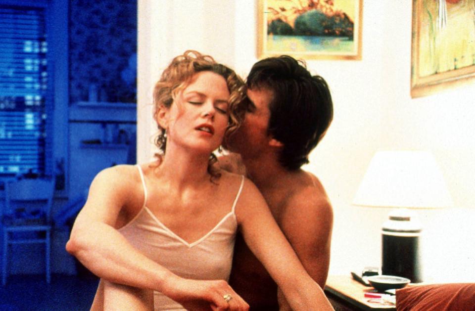 Tom Cruise und Nicole Kidman waren im echten Leben ein Paar und vor der Kamera manchmal auch. 1992 drehten sie gemeinsam den Western "In einem fernen Land". 1999 arbeiteten sie auch für "Eyes Wide Shut" (Bild) wieder zusammen, das letzte vollendete Werk von Regie-Legende Stanley Kubrick - ein sehr sinnlicher Film, den man so vielleicht wirklich nur als echtes Paar spielen konnte. (Bild: Getty Images/Warner Brothers)