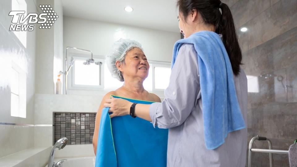 黃聖依自願幫婆婆搓澡。（示意圖，與當事人無關／shutterstock達志影像）