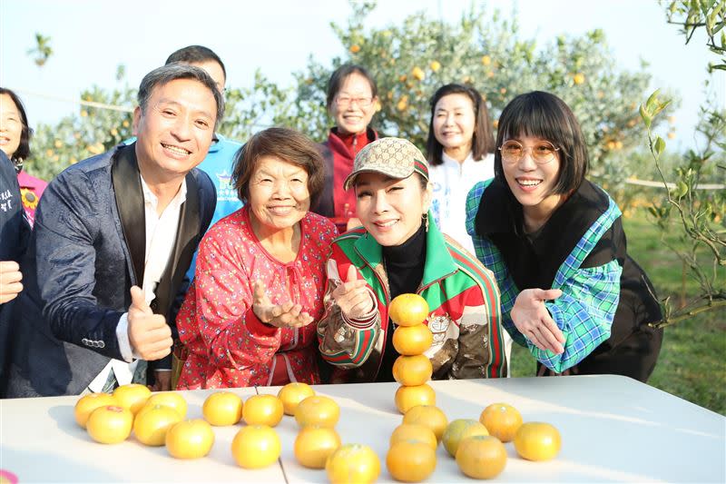 陳美鳳邀請果園老闆娘一起參與茂谷柑疊疊樂。（圖／民視提供）