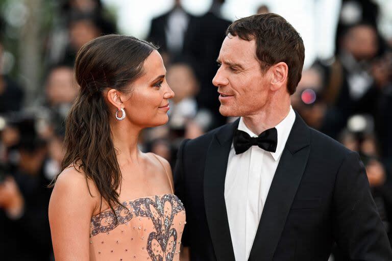 Alicia Vikander y Michael Fassbender posan juntos en el Festival de Cannes 2023