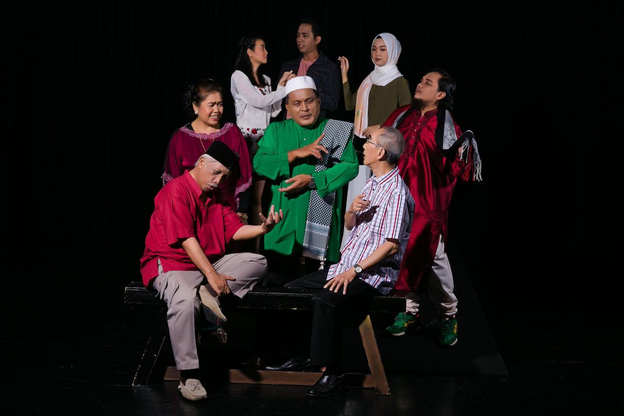 The full cast of “Syair Biola”, a musical theatre performance by Cultural Medallion recipient Nadiputra. (Photo: Stillmograph)