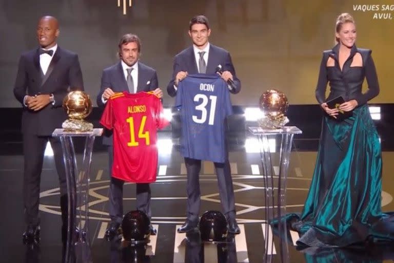 Alonso y Ocon posan con las camisetas de sus respectivas selecciones