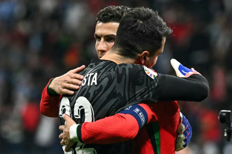 El portero de Portugal Diogo Costa y Cristiaano Ronaldo celebran el pase a cuartos de la Eurocopa, el 1 de julio en Fráncfort (JAVIER SORIANO)