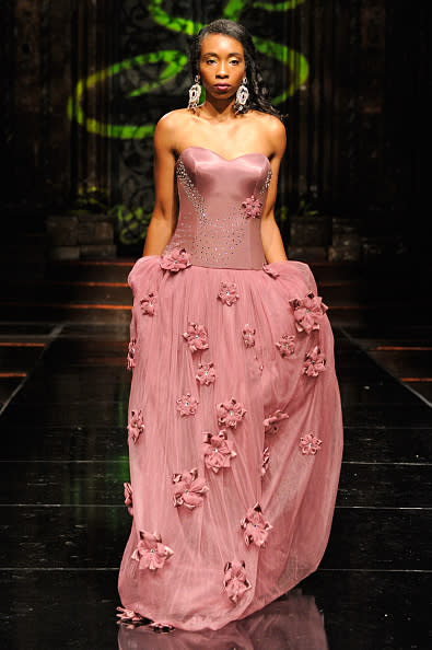 <p>Si tu boda es un evento lleno de lujo y sofisticación, elige un vestido palo de rosa costurado en corset, para que puedas lucir tu silueta al máximo. Mira esta creación de Sanja Bobar. Las aplicaciones de flores en la falda son un detalle muy original. – <em>Foto: Arun Nevader/Getty Images for Art Hearts Fashion </em> </p>