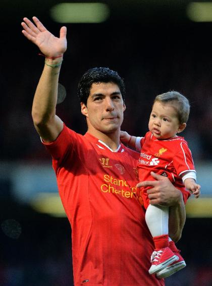 Luis Suarez waved farewell to Liverpool fans in May  2014. (AFP Photo)