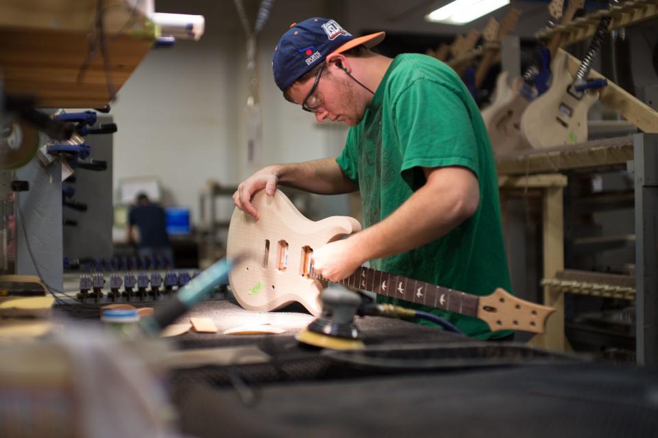 Un empleado de la fábrica de Paul Reed Smith trabaja en una guitarra. (Imagen: Paul Reed Smith)