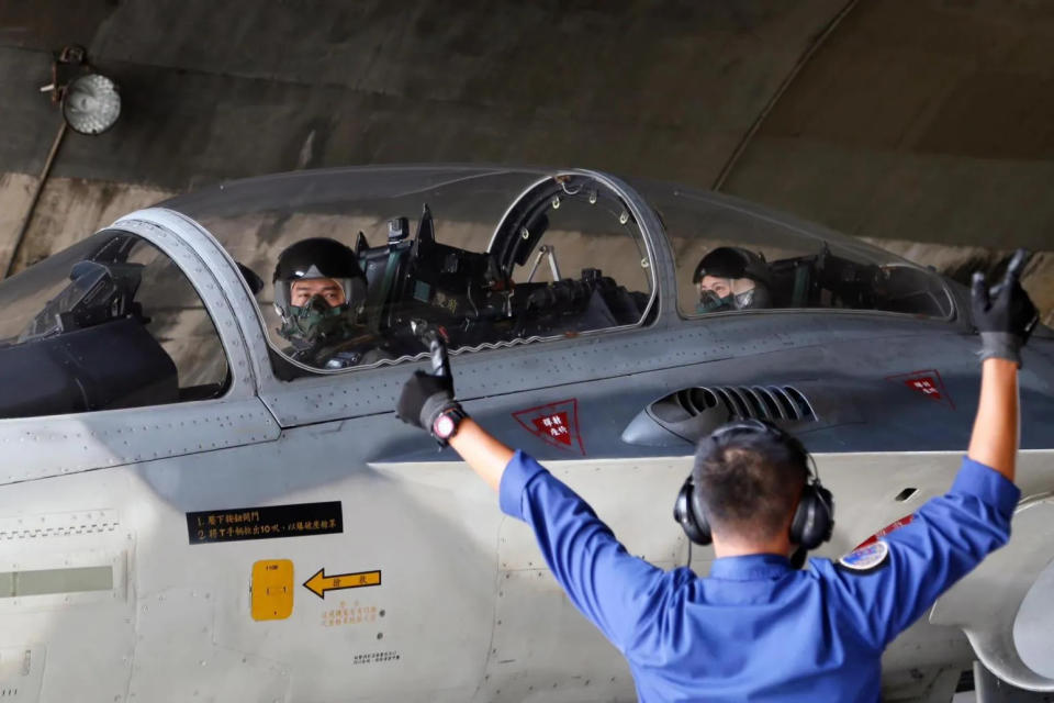 空軍飛官駕駛IDF戰機。（圖／取自國防部發言人臉書）