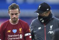 El técnico de Liverpool Jurgen Kloop y Jordan Henderson salen de la cancha tras el empate 0-0 ante Everton en la Liga Premier inglesa en Liverpool, el domingo 21 de junio de 2020. (Peter Powell/Pool vía AP)