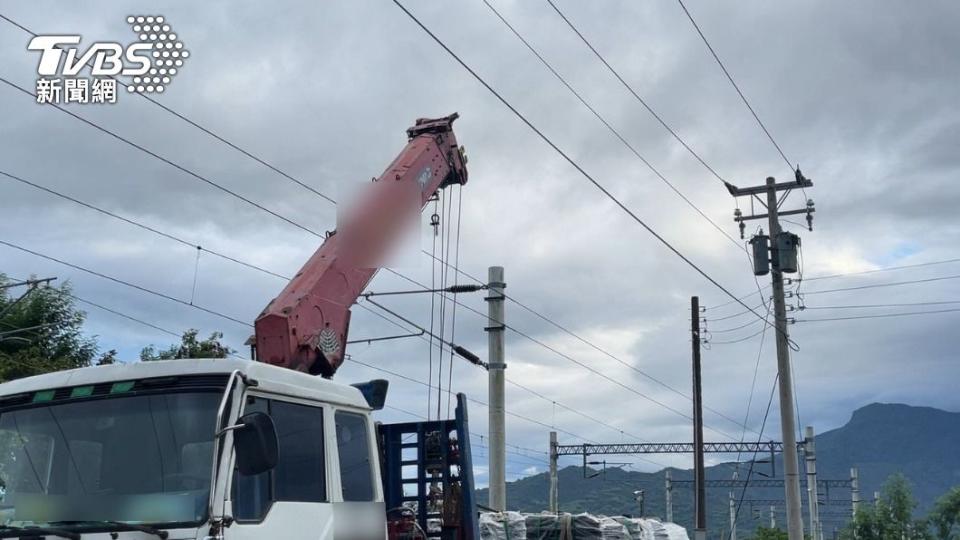 貨車吊臂四周都有高壓電線。（圖／TVBS）