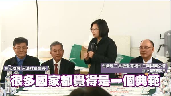 台灣口罩的「超前部署」令各國驚豔。（圖／翻攝自蔡英文臉書）