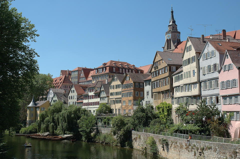 <p>Tübingen ist eine der ältesten Universitätsstädte Europas. Mit ihrer mittelalterlich geprägten Altstadt, dem markanten Marktplatz und der malerischen Neckarfront ist die baden-württembergische Stadt ein wahrer Touristenmagnet. Die gastfreundlichen Anwohner tragen außerdem ihren Teil zur Beliebtheit Tübingens bei. (Foto: ddpimages) </p>