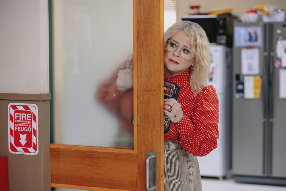 Melissa McCarthy geht als Amily auch mit Frisur und Kleidungsstil aufs Ganze. (Bild: © Netflix/Vince Valitutti)