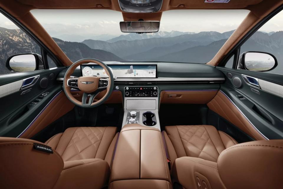 全車系採用27吋超大的OLED螢幕，結合了駕駛的儀表以及中央車載娛樂系統功能。