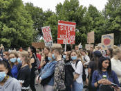 Demonstranten nehmen an einer "Black Lives Matter"-Veranstaltung vor der US-Botschaft teil. Foto: David A. Williams / XinHua / dpa