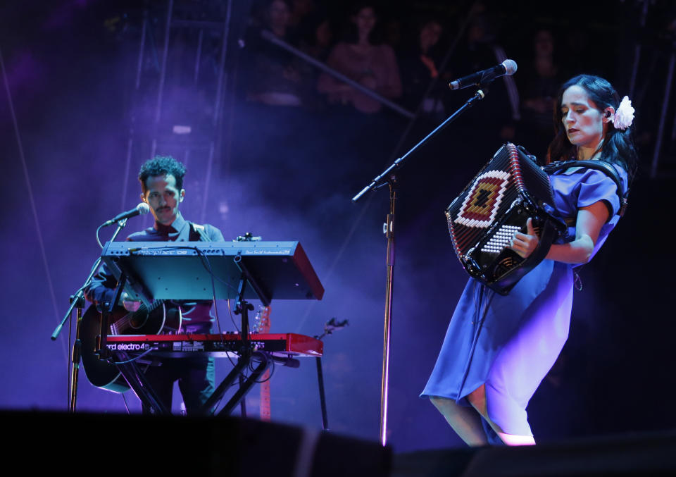 Julieta Venegas toca el acordeón durante su actuación en el festival Vive Latino, en la Ciudad de México, el domingo 19 de marzo del 2017. (AP Foto/Rebecca Blackwell)