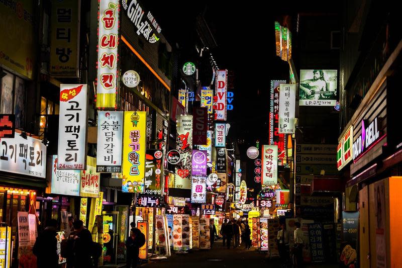 南韓首都圈再爆出群聚感染，中央防疫對策本部重新上調社交距離的防疫政策。（Image by min woo park from Pixabay）