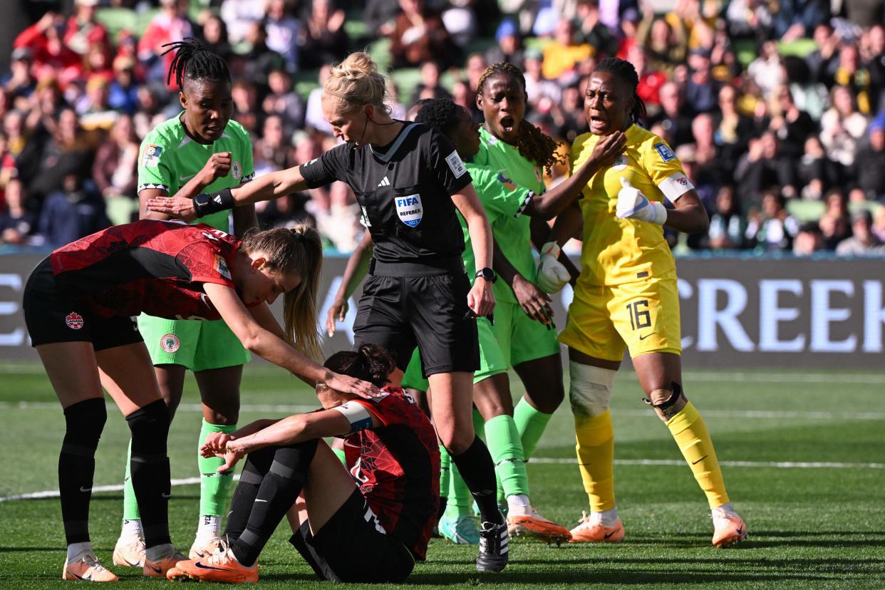 Christine Sinclair, de Canadá, se lamenta tras fallar el penal en el partido contra Nigeria en la Copa | Foto: WILLIAM WEST/AFP via Getty Images